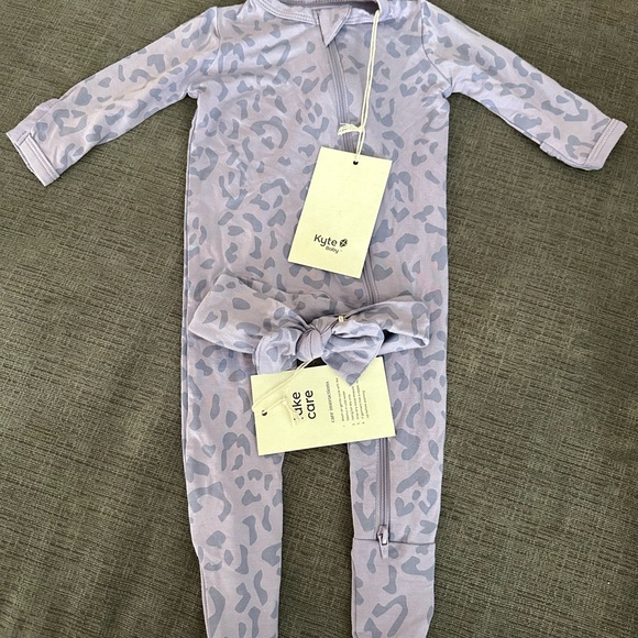Kyte BABY Lavender Taro Leopard Zippered Footie 0-3M and Bow - Picture 1 of 3